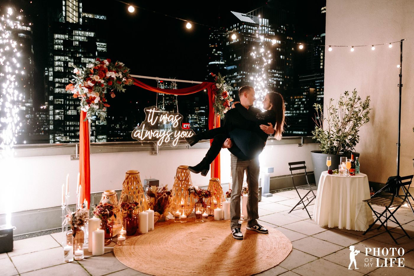 Boho Love marriage proposal on rooftop in Frankfurt at night – couple with neon sign