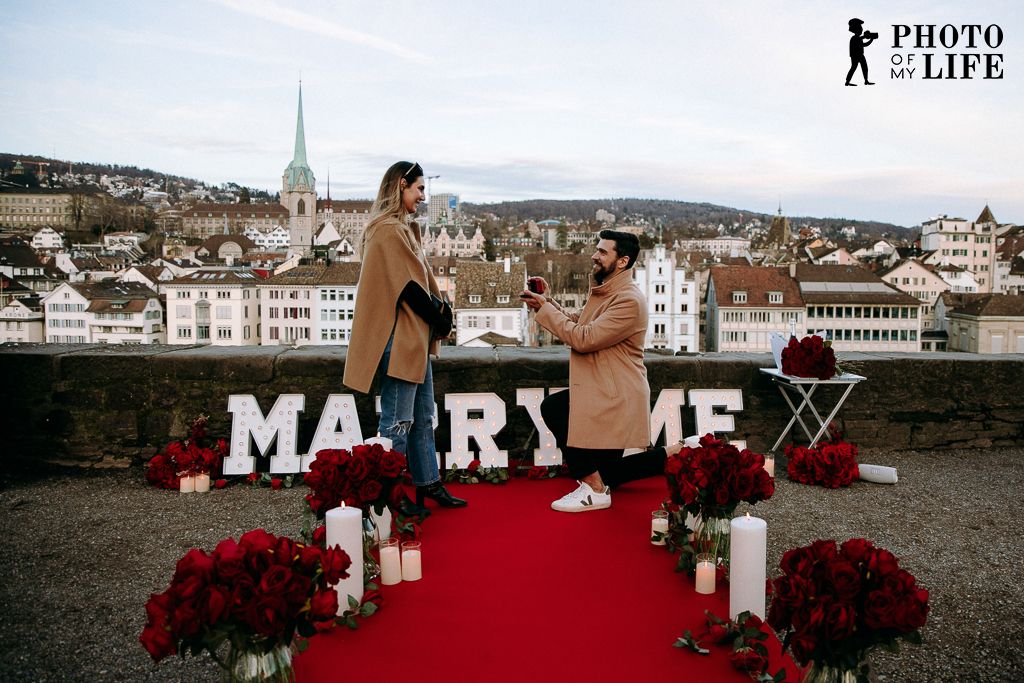 Hollywood Dream proposal in Zurich – man kneeling with stunning panoramic city view