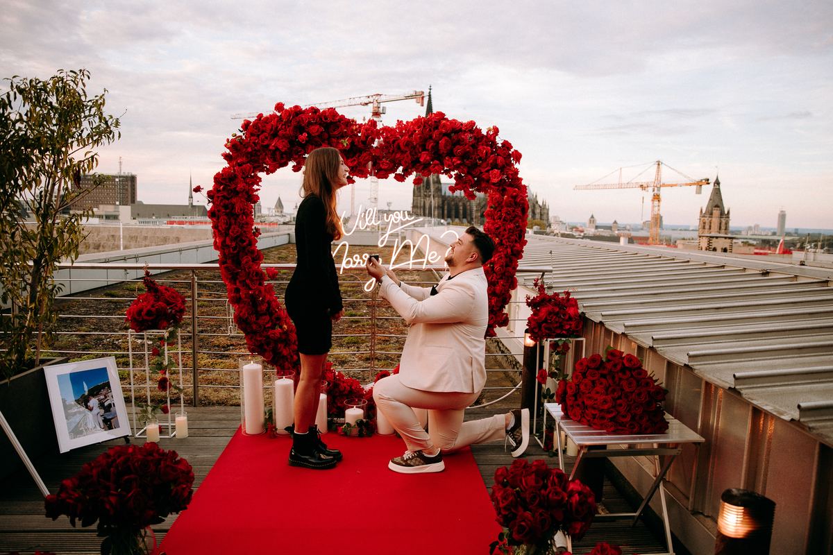 Marriage proposal in Frankfurt park temple – beautifully decorated with white roses