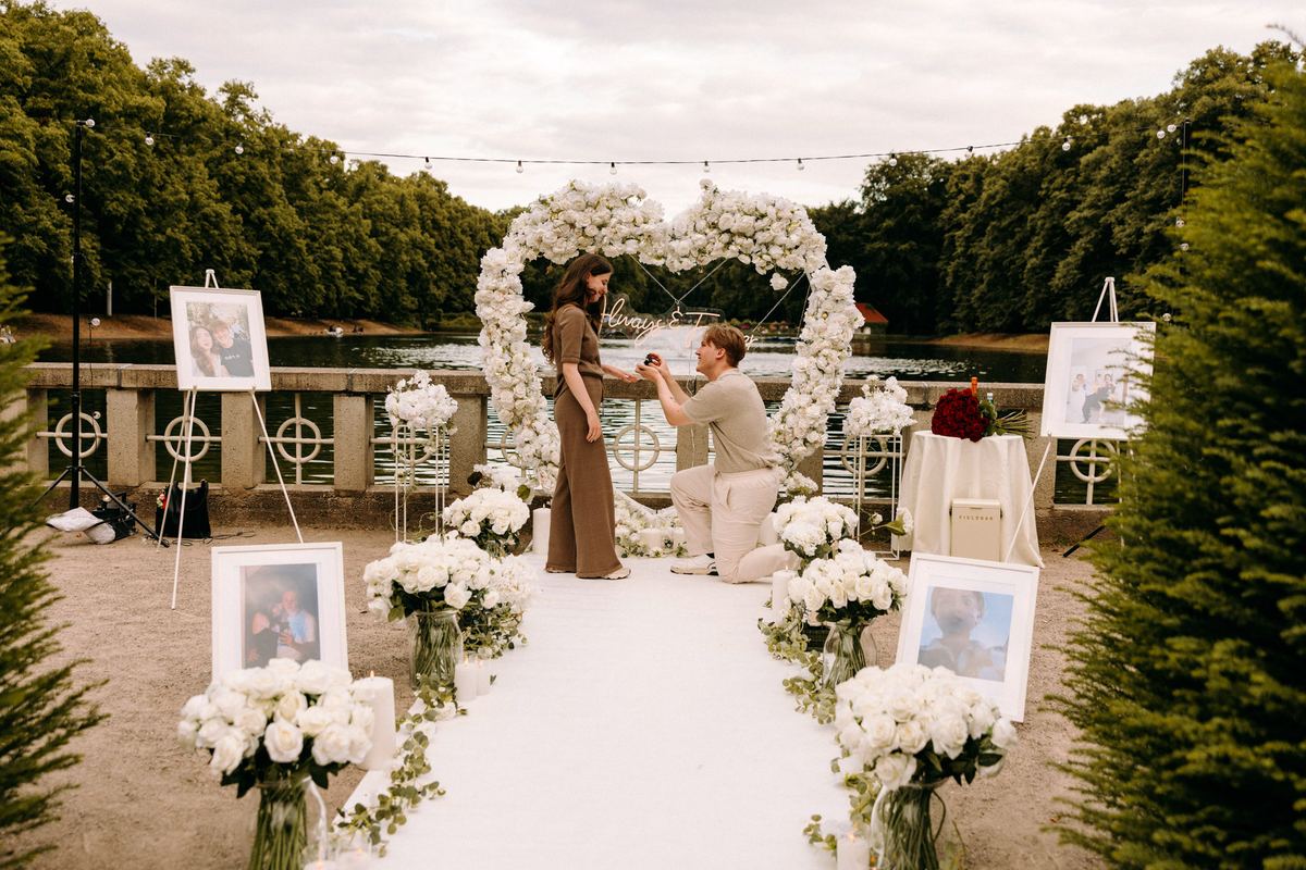Marriage proposal in Cologne park – lake with white heart photo arrangement