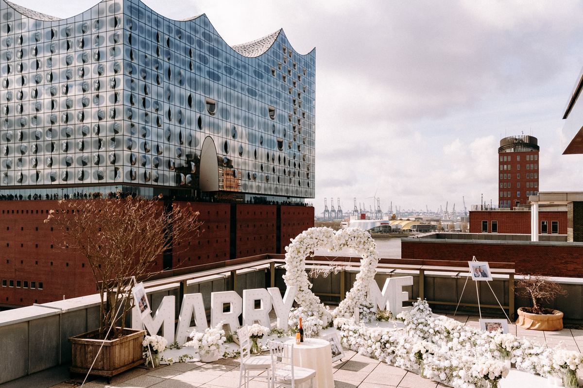 Marriage proposal in Hamburg – Elbphilharmonie with white heart and MARRY ME in daytime