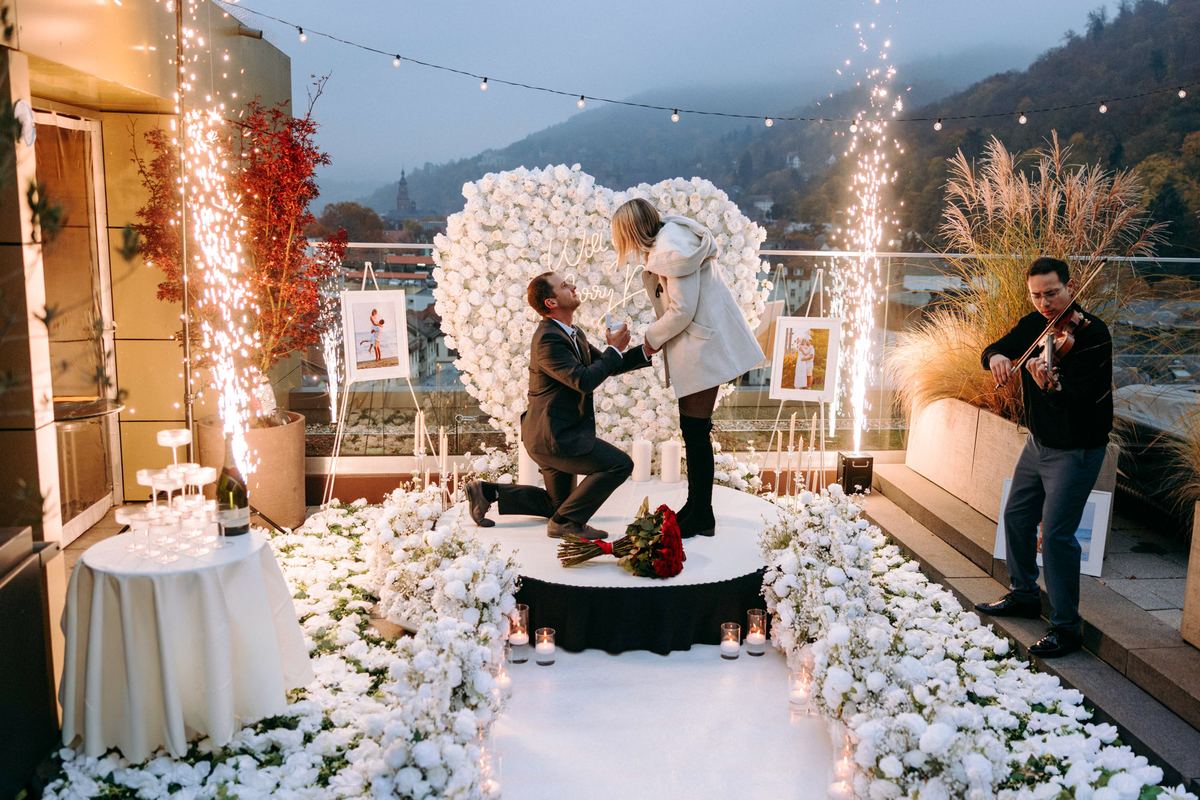 Marriage proposal at Heidelberg Castle – rooftop with white heart and live violinist serenade