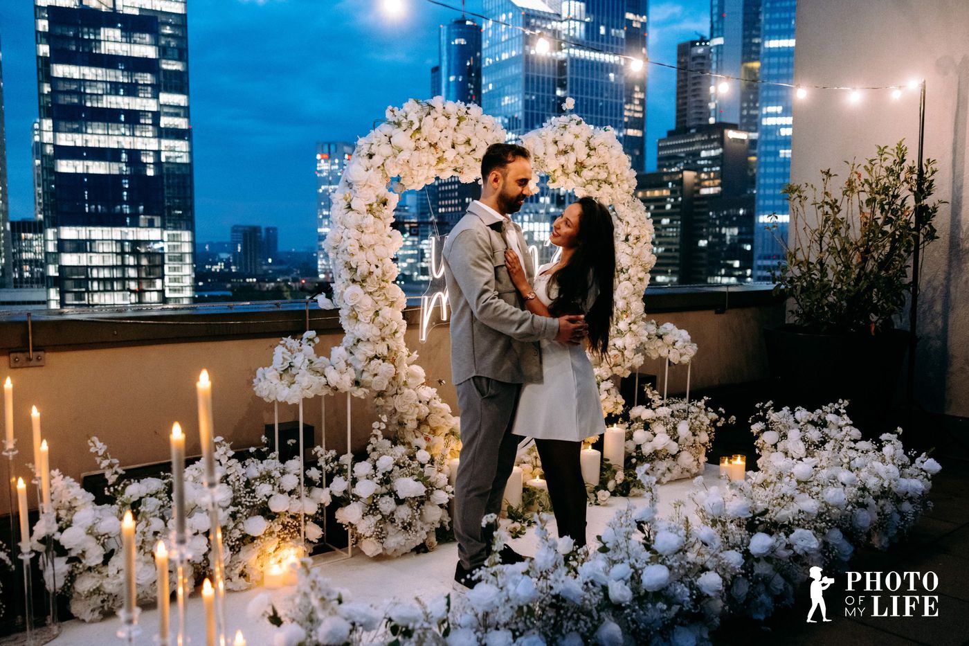 White Elegance proposal – white flower arch with Frankfurt skyline panorama backdrop